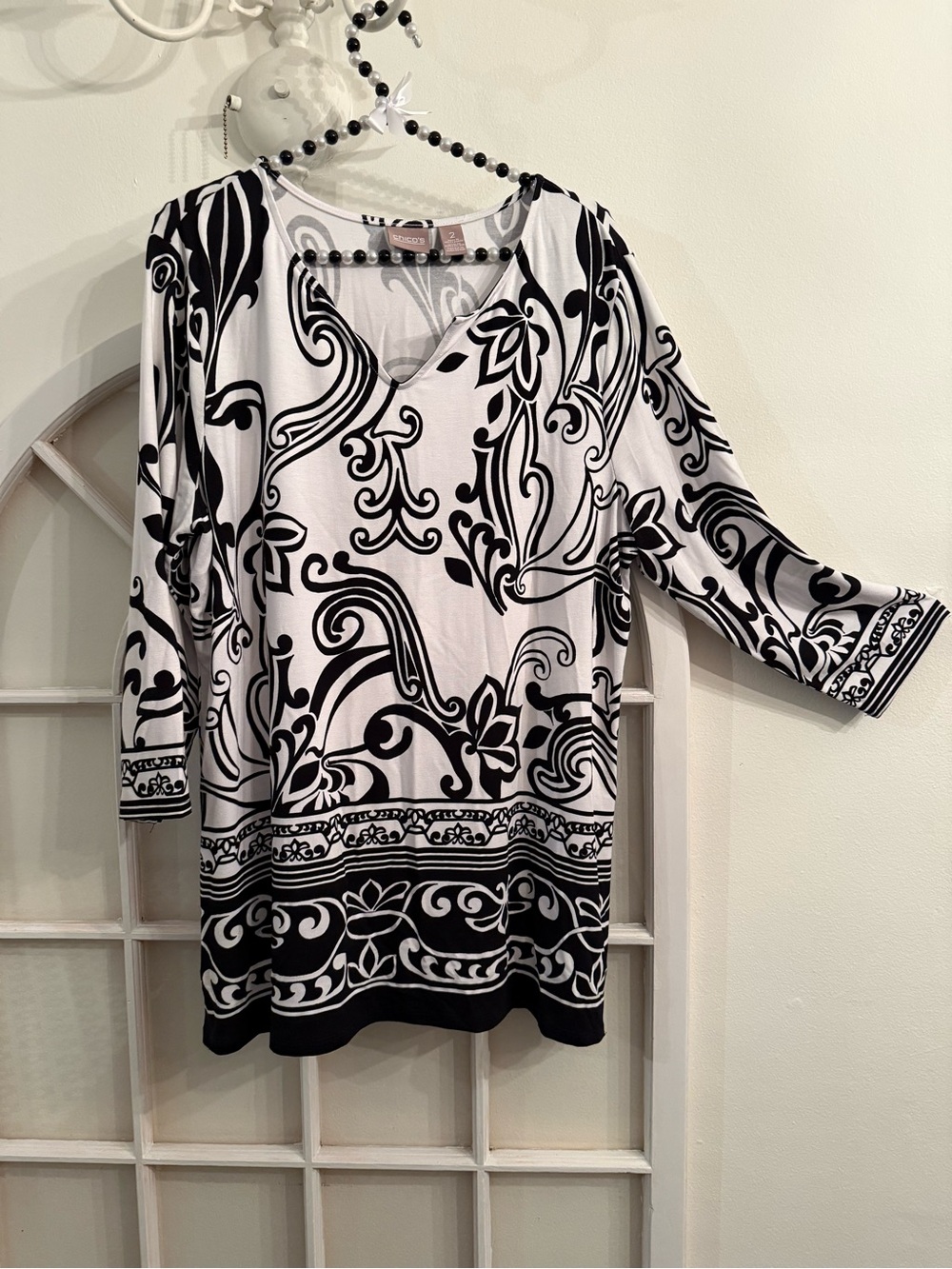 Chico’s Tunic Top V-Neck 3/4 Sleeve Bohemian Black & White Scroll Border Blouse - Picture 4 of 10